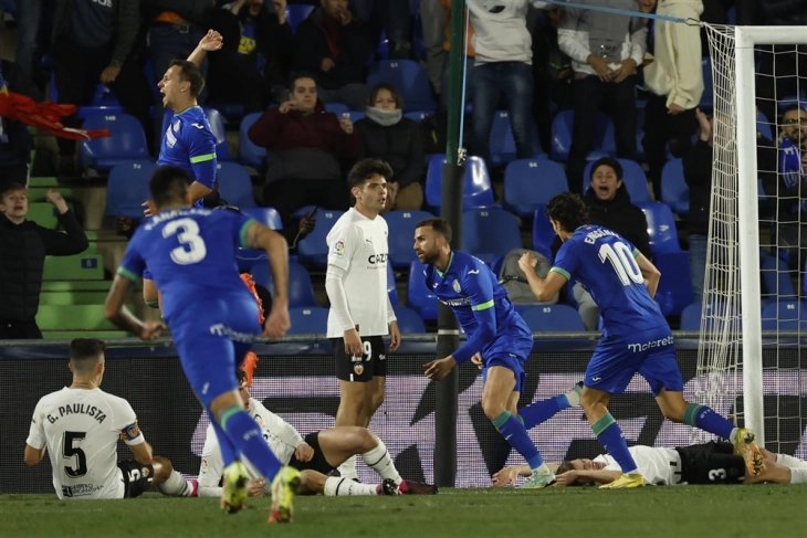 Навивачите на Валенсија се незадоволни што натпреварот против Барселона ќе се одржи на стадионот „Јохан Кројф“