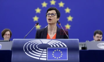 Kos: E dënojmë dhunën në Serbi dhe bëjmë thirrje për uljen e tensioneve