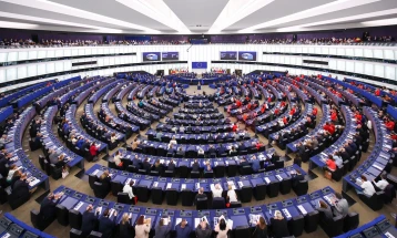 Пратеничките групи во ЕП со противречни оценки за обраќањето на Фон дер Лајен 