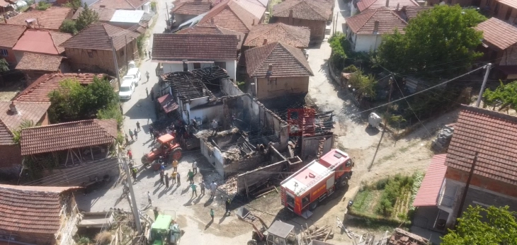 Жители на село Разловци ги расчистуваат остатоците од пожарот во кој изгоре имот на семејството Гоцевски