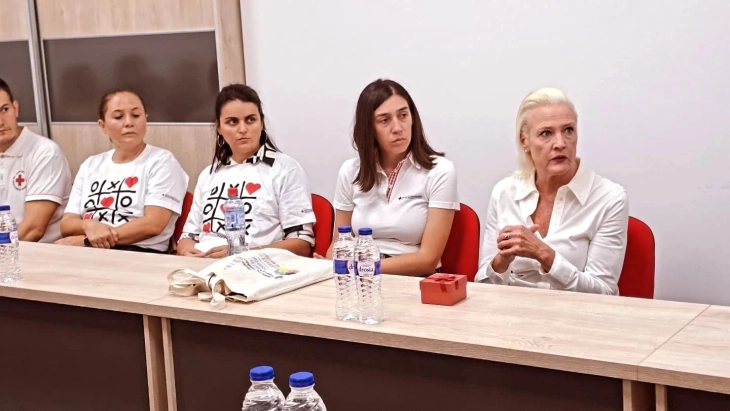 Ambasadorja e SHBA-së Ageler për vizitë në Kryqin e Kuq në Koçan