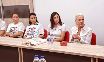 Ambasadorja e SHBA-së Ageler për vizitë në Kryqin e Kuq në Koçan