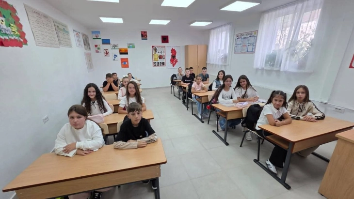 Во Албанија за една деценија 112 илјади ученици помалку