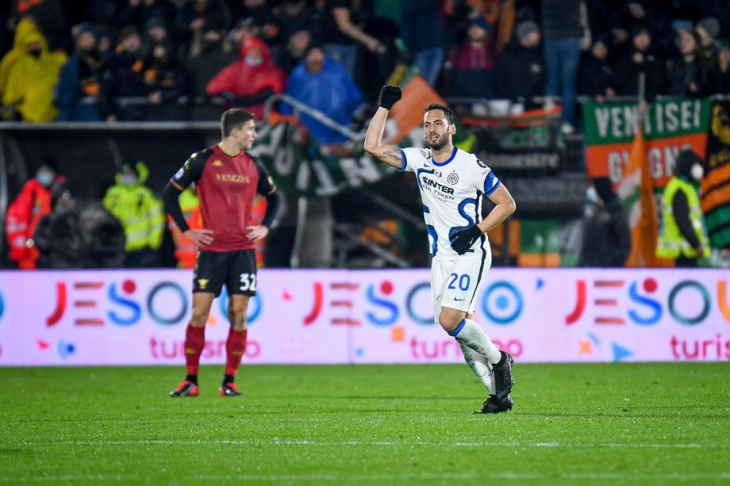 Галатасарај може да го ангажира Чалханоглу во зимскиот преоден рок