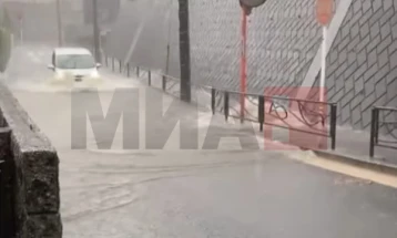 Shi i rrëmbyeshëm përmbyti rrugët në Tokio, kaos në transport