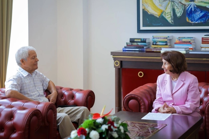 Сиљановска-Давкова го прими Ристо Дурловски, претседател на организацијата „Обединети Македонци во Канада“