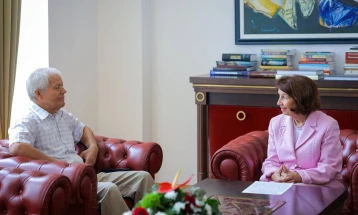 Сиљановска-Давкова го прими Ристо Дурловски, претседател на организацијата „Обединети Македонци во Канада“