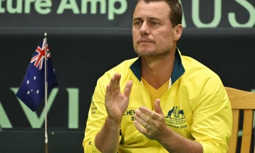 Хјуит суспендиран две недели