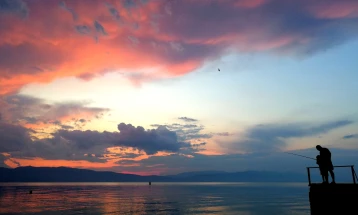 Partly cloudy, highs of 33°C