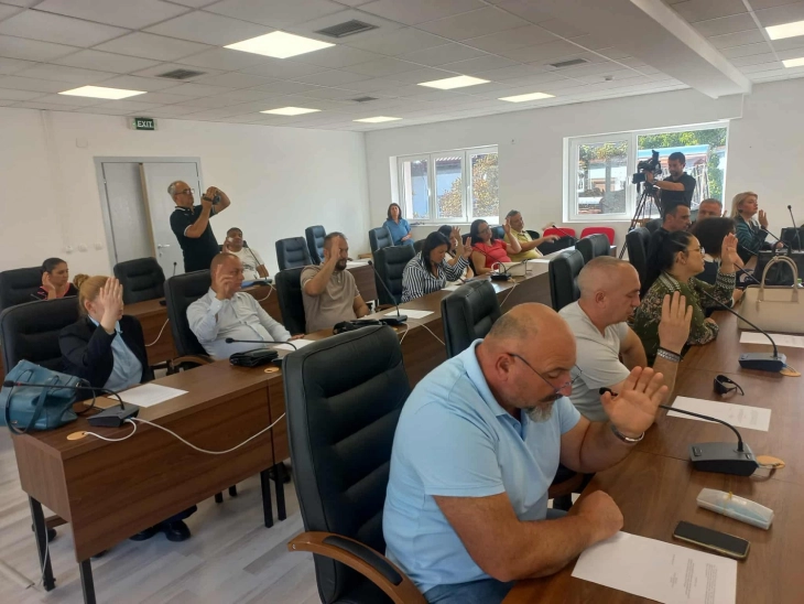 Советот на Општина Кочани го поништи решението на в.д. градоначалникот за запирање на одлуката за формирање паралелки со помал број ученици, наставниците се враќаат на работа, образовниот процес се нормализира