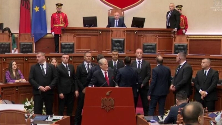 Тензичен почеток на конститутивната седница на албанскиот Парламент, продолжува попладне со избор на претседател