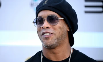 Синот на Роналдињо потпиша за Хал Сити