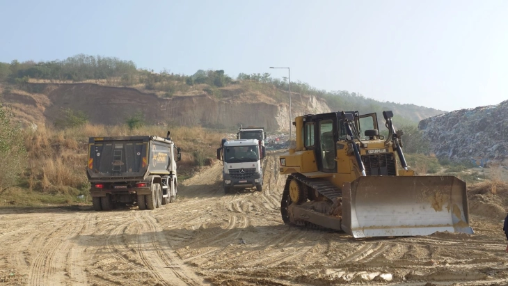 Продолжи затрупувањето во Дрисла, чадењето делумно намалено