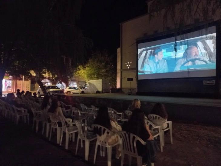 Кино на отворено во Кочани - проекции на филмот „Човекот со чудна навика“ и на документарецот „Ефтеркланг Македониум бенд