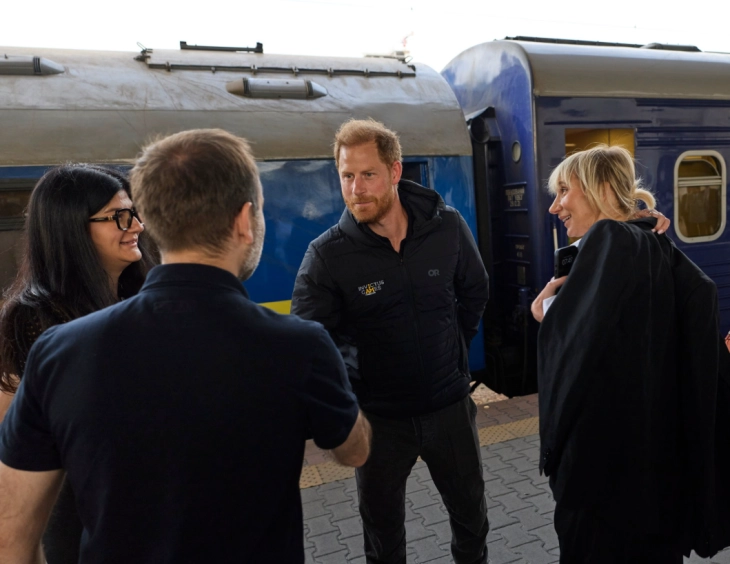 Harry pays respects, inspires former troops on surprise Ukraine trip