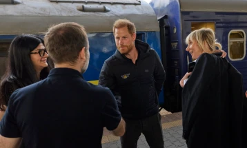 Harry pays respects, inspires former troops on surprise Ukraine trip