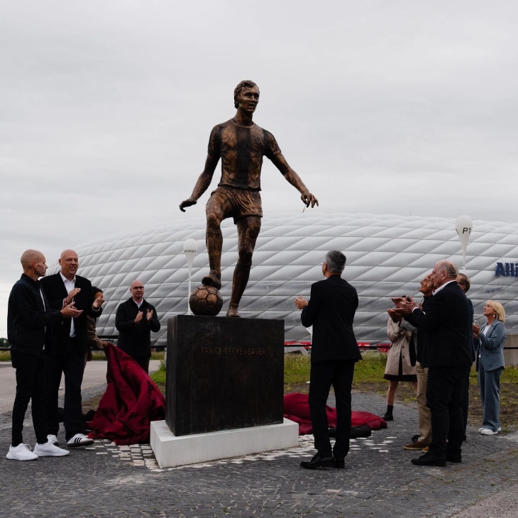 Споменик на Бекенбауер откриен во близина на стадионот на Баерн