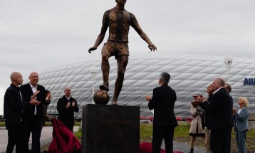 Споменик на Бекенбауер откриен во близина на стадионот на Баерн