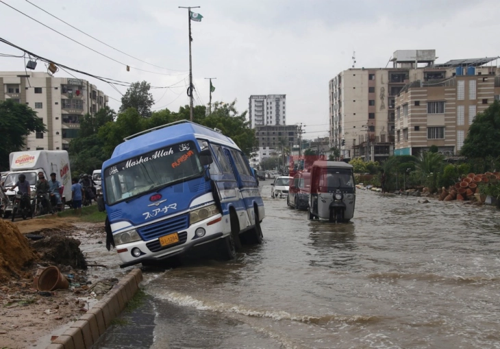 Të paktën 97 persona humbën jetën në përmbytjet në Pakistan