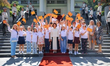 Ученици и наставници од скопски училишта го посетија Кабинетот на претседателката Сиљановска-Давкова