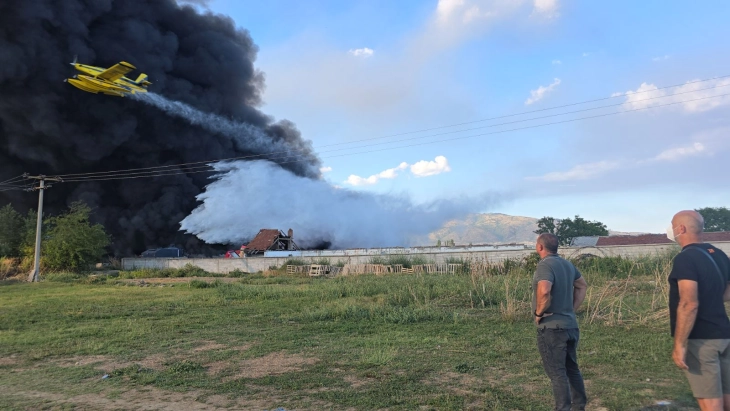 Нема повредени лица во пожарот во Трубарево, не се дозволува негово ширење, вели Ангелов