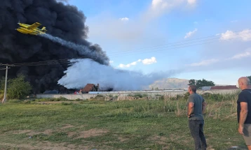 Нема повредени лица во пожарот во Трубарево, не се дозволува негово ширење, вели Ангелов