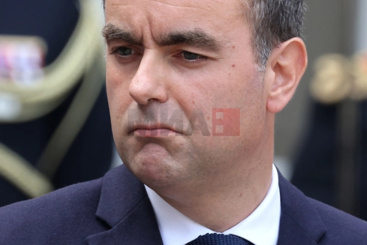 Францускиот премиер го повлече планот за укинување на државни празници