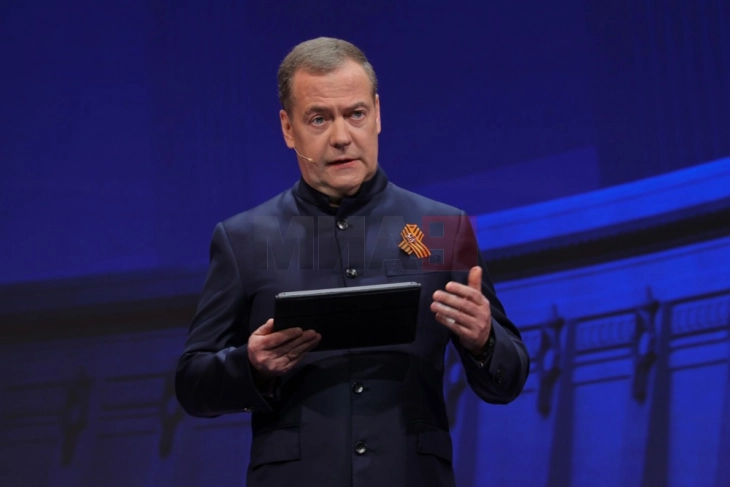 Путин го одликува Медведев со Орден за заслуги за татковината