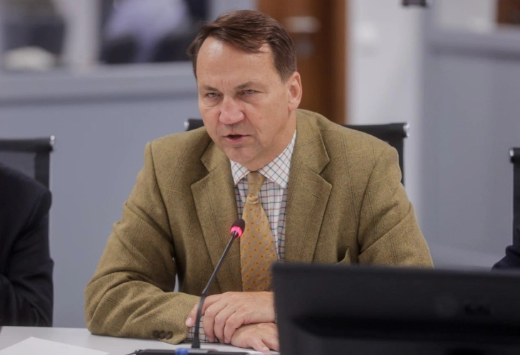 Шикорски: Навлегувањето на руските дронови во Полска е тест на Кремљ за НАТО