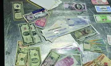 Запленети 204 банкноти и монети за колекционерски цели на скопскиот аеродром