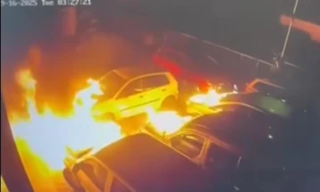 Опожарени возила во сервис кај Пинтија, повредени нема, потпалувачот снимен на камера (видео)