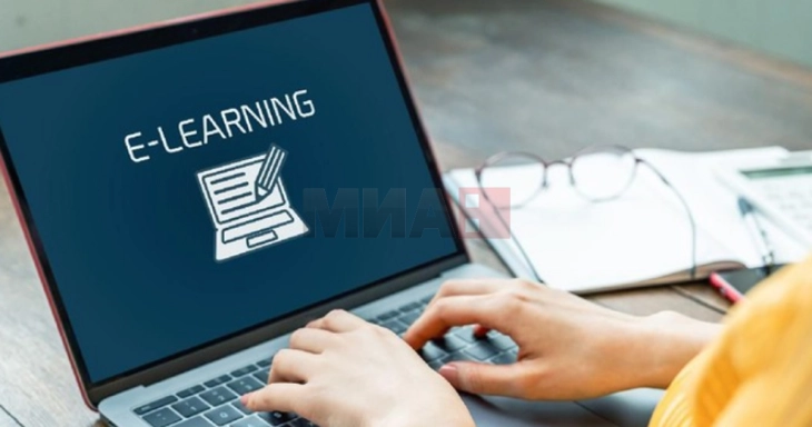 Janevska: Rreth 1800 nxënës nga Trubareva pa pengesë ndjekin mësimin onlajn