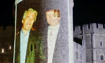 Активисти проектираа фотографии од Трамп со Џефри Епштајн на замокот Виндзор