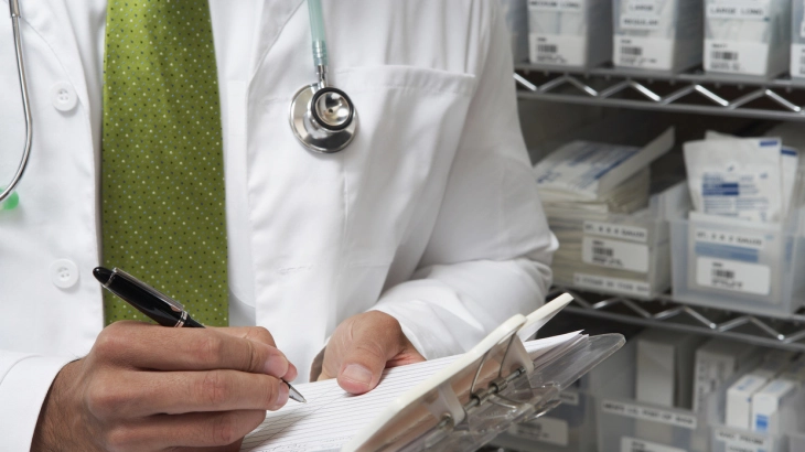 Анкета: Над половина од здравствените работници во САД планираат да ја сменат работата до следната година