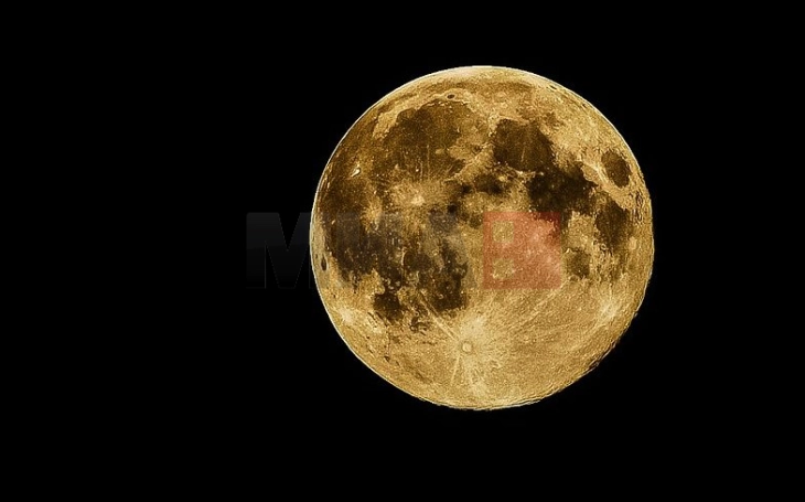 Како Месечината ѝ се доближува и се оддалечува од Земјата?