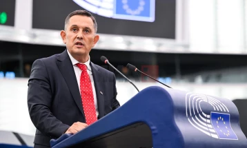 Европратеникот Пипереа ја тужи Фон дер Лајен за клевета 