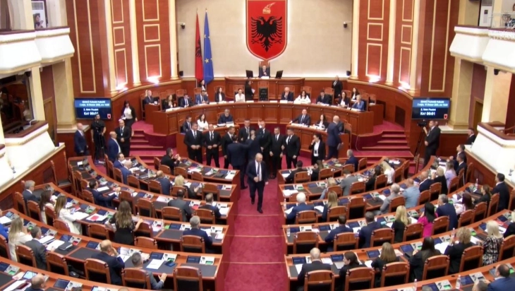 Програмата на владата „Рама 4“ усвоена без дебата поради тензичната ситуација во Парламентот