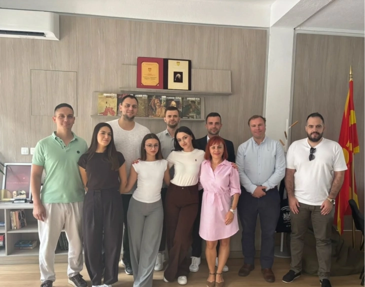 Претставници на Британската амбасада во Центарот за млади „Гнездо“ во Кочани