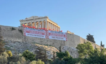 Членови на Комунистичката партија на Грција закачија пано на Акропол: „Стоп за геноцидот во Газа“