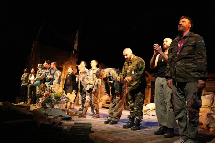 МНТ: Стоечки овации за македонските актери и „Ничија земја“ на фестивалот „Театар без граници“ во Ќустендил