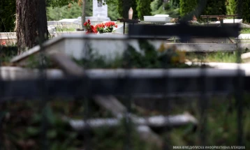 Сквернавење на гробот на Стале Попов и Бранка Поповска во Бутел, четворица се осомничени, а побаран е и притвор