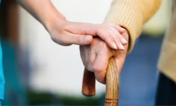 Повик до пензионерите во Општина Центар да аплицираат за помош и поддршка од стручни лица во домашни услови