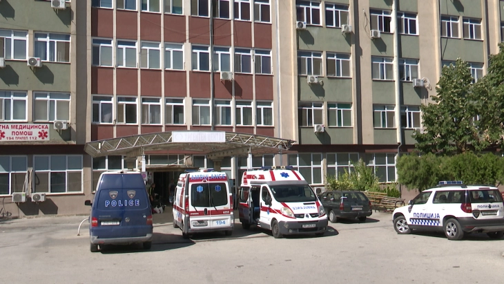 Масовна физичка пресметка пред прилепската болница, 13 лица приведени