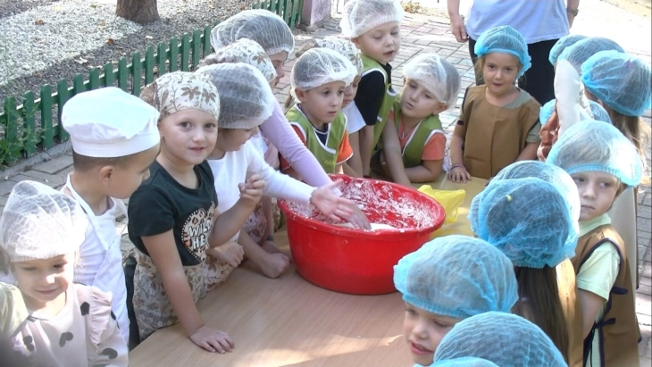 Дечињата од штипската градинка „Вера Циривири Трена“ направија детска џиновска пастрамајлија