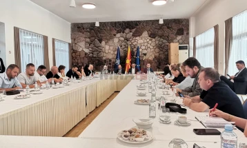 Mickoski: Nuk e pranojmë kërkesën që gjyqtarët dhe prokurorët të kenë pagë deri në 350.000 denarë në muaj, ndërsa të kenë dy përqind besim!