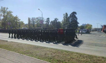 Во Белград се одржува воена парада