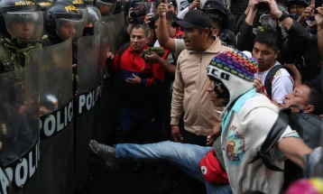 Насилни судири меѓу полицијата и антивладините демонстранти во Лима