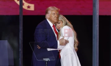 Одржана комеморација за Кирк: Трамп го нарече маченик за слободата