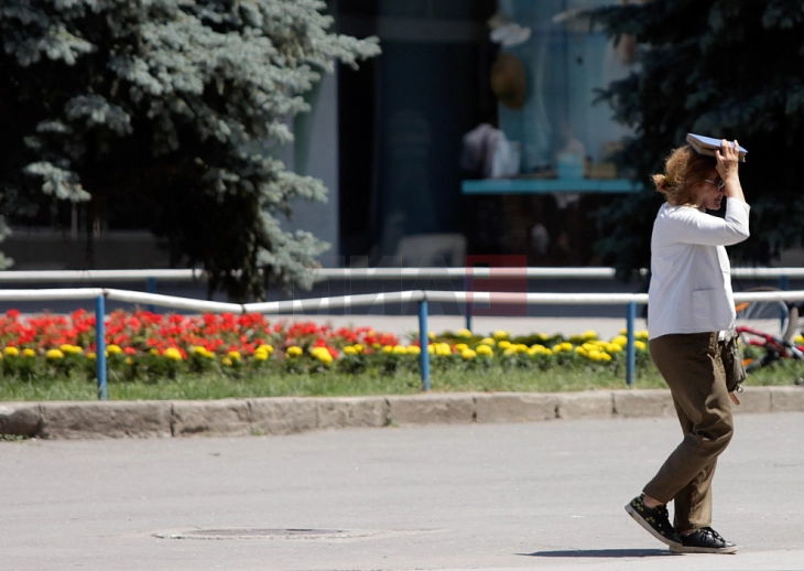 Në mëngjes mot i freskët, gjatë ditës me diell