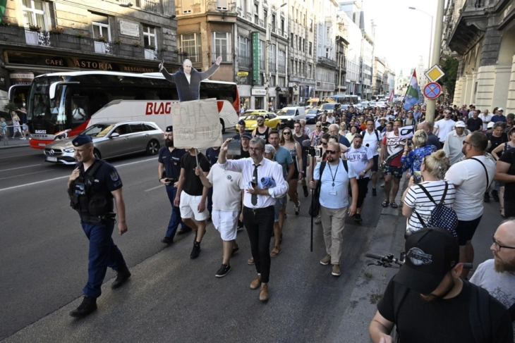 Десетици илјади демонстранти во Будимпешта поради јавни прашалници на владата на Орбан